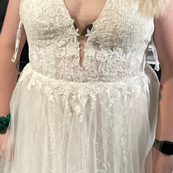 NEW & NEVER WORN David’s Bridal Wedding Dress Style WG4071, Ivory/Stone, Size 18 - Picture 6 of 10